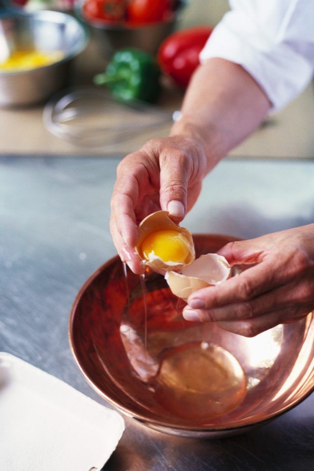 Séparer les blancs d'œufs et le jaune