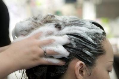 Femme se lave les cheveux