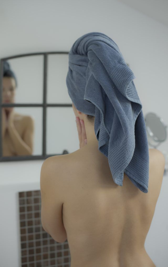 Femme avec une serviette autour de sa tête