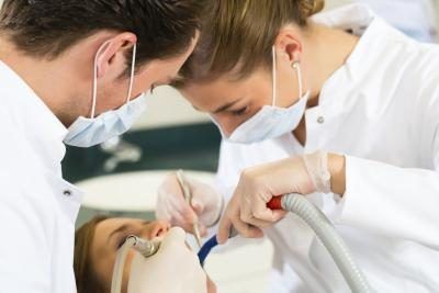Obtenir la dent infectée extraite par votre dentiste pour se débarrasser de l'infection.