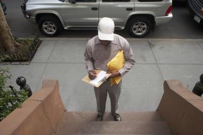 FedEx offre plusieurs façons de garder un œil sur votre livraison en attente.