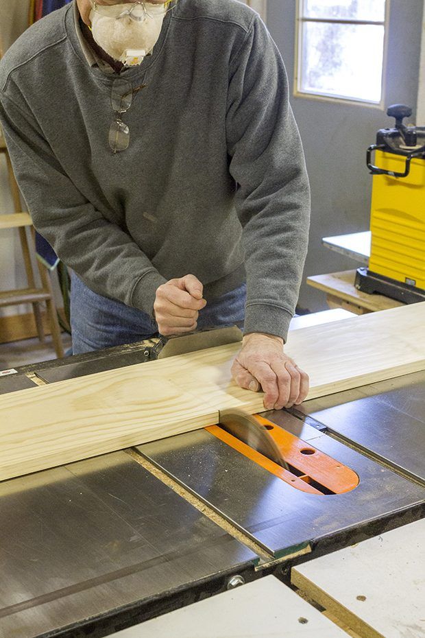 Utilisez une scie pour couper votre planche de bois en étagères individuelles.