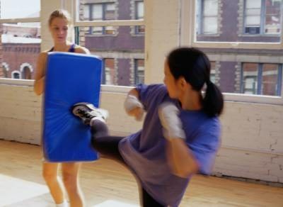 Une femme entraîne dans kickboxing.