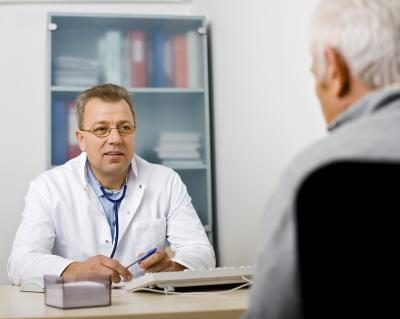 Médecin et le patient mature ayant une discussion