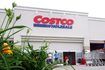 Les clients magasinent chez Costco à Mount Prospect, Illinois.