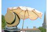 Dames victoriennes utilisés parasols et chapeaux pour protéger leur teint du soleil's rays.