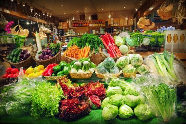 Les légumes bio à un étal de marché.
