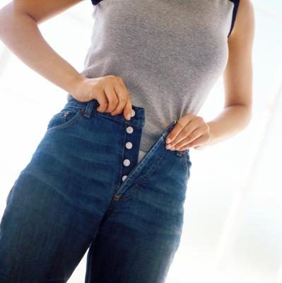 Sucer dans votre ventre comme si elle essayait sur une paire de jeans serrés.
