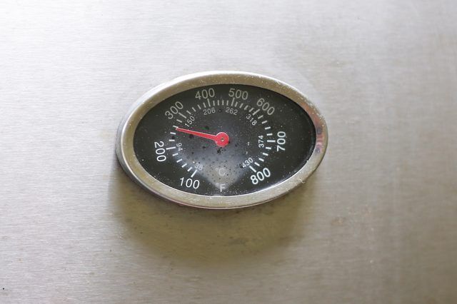 Grill thermomètre réglé à 250 degrés.