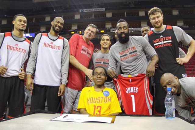 Houston Rockets signent 16 ans Bryson Jones à un contrat de 1 jour