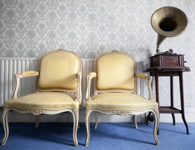 Deux chaises antiques de soie avec gramophone