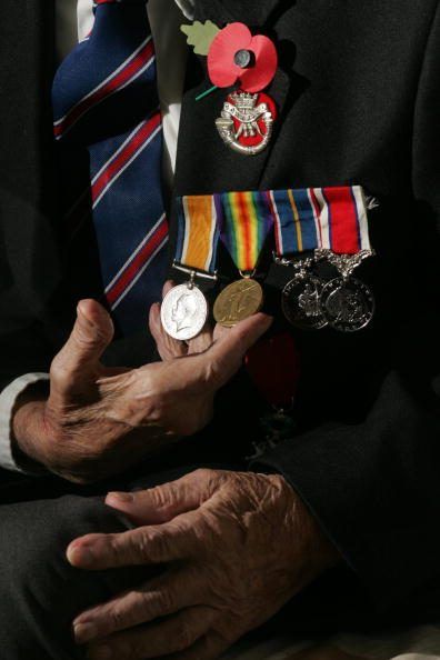 Vétéran de la guerre de porter des médailles sur le costume