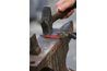 Utilisez un marteau et une surface dure, plane pour courber la plaque de capot.