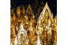 Les nombreux temples bouddhistes décorés continuent à attirer les touristes en Thaïlande.