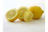 Le jus de citron est un ingrédient naturel efficace dans le traitement des peaux grasses.