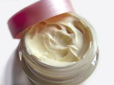 Une crème raffermissante peut produire une peau plus serrée.