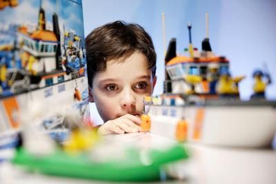 Enfant joue avec LEGO Coast Guard Patrol en magasin