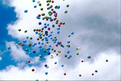 Décorez la zone 40ème fête d'anniversaire en utilisant des ballons colorés.