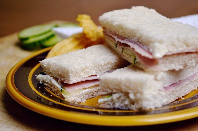 Faire les sandwichs avant de sorte que vous pouvez passer du temps avec vos invités.