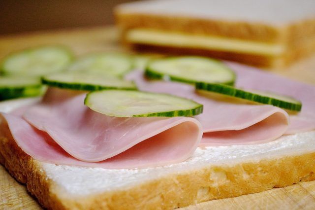 Si vous're using cucumber, add it when you're ready to cut and serve the sandwiches.