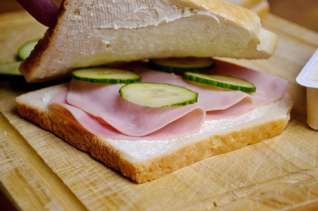 Assurez-vous que les coins du match de pain pour les sandwiches plus jolis.