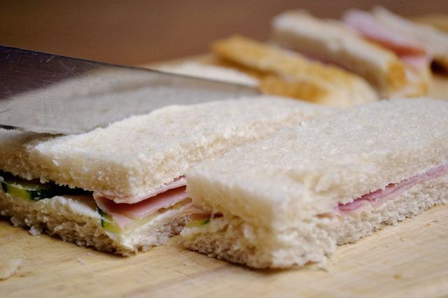 Faire de chaque sandwich doigt de la même taille et la forme.