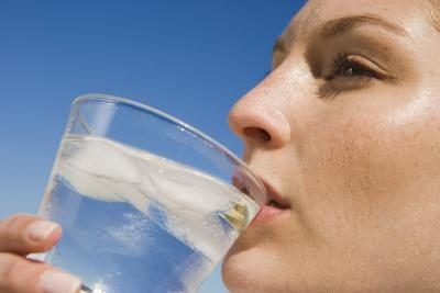 Femme buvant un verre d'eau
