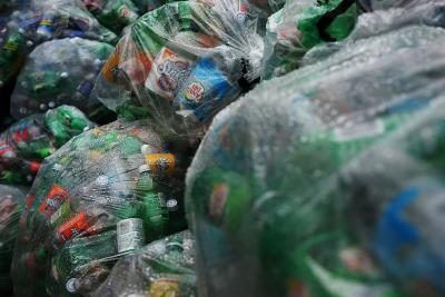 Sacs de bouteilles de plastique vides à centre de recyclage