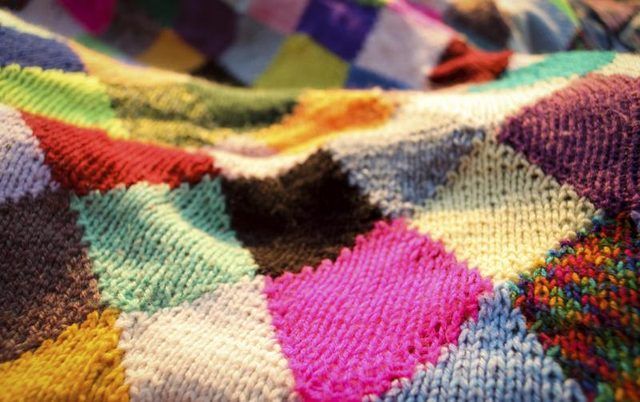 Close-up d'une courtepointe en laine patchwork.