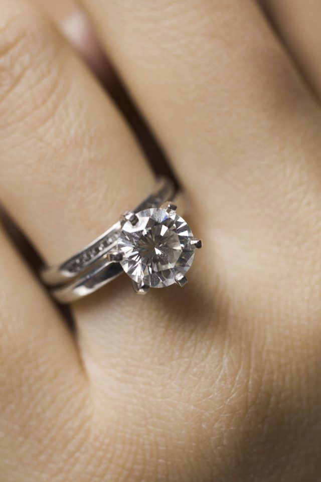 Gros plan d'un anneau en acier avec un diamant