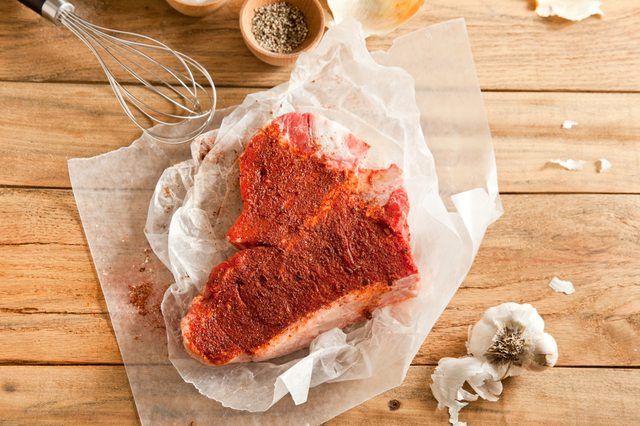 Raw T-bone steak revêtu dans les épices sèches.