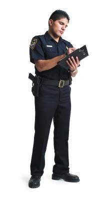 Policier en prenant un rapport