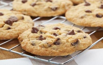 Décongeler la pâte à biscuits dans le réfrigérateur pendant deux à trois heures.