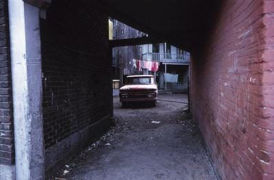 Conduisez votre véhicule dans une ruelle qui a de hauts murs des deux côtés.